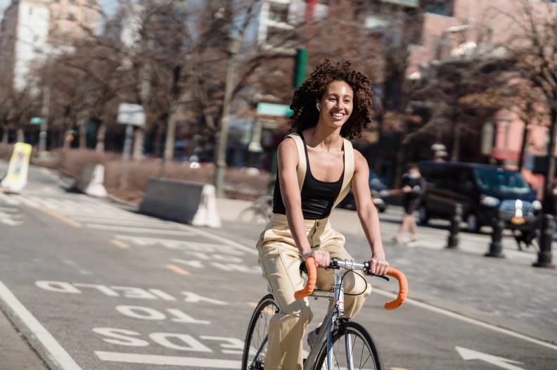 Mujer montando en una bicicleta con seguro - GIP seguros